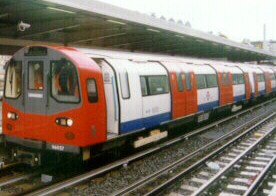 Действующий поезд образца 1996 года на станции Стрэтфорд линии Джубили