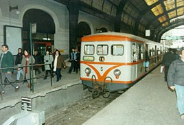 Поезд старой модели на станции Пирей